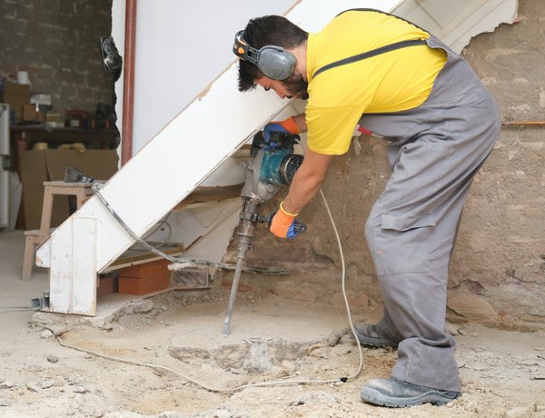 Quelles sont les caractéristiques à considérer lors du choix d'un marteau-piqueur pour un projet de construction ?